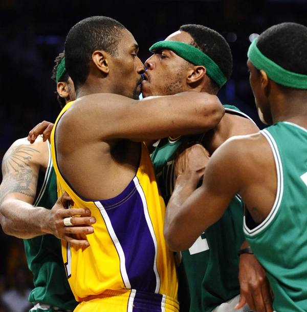 Il titolo si assegna in gara-7 a Los Angeles. Artest e Pierce si sfidano a muso duro. Il titolo va ai Lakers, con i Celtics che giocano la sfida decisiva senza l&#39;infortunato Perkins